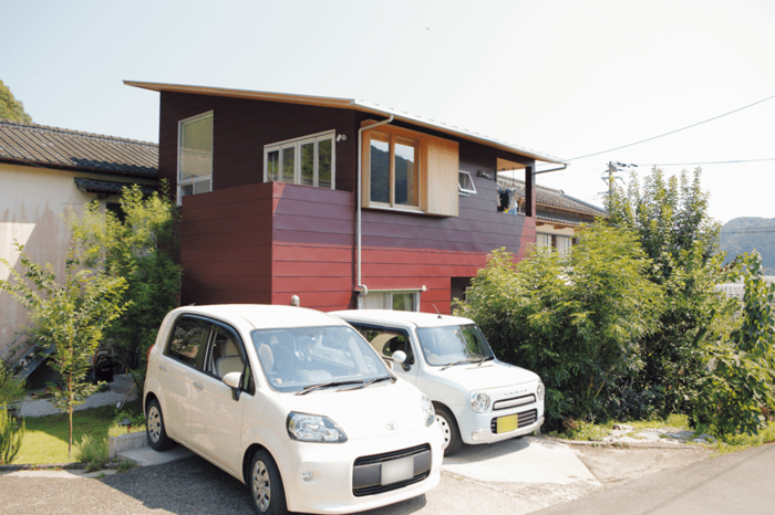 ワインレッドの外壁が個性的な外観