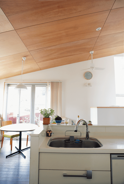 勾配天井で白い空間のキッチン