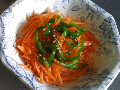 火を使わない 洗いものなし 超簡単節約レシピ ニンジンとピーマンのナムル 暮らしニスタ