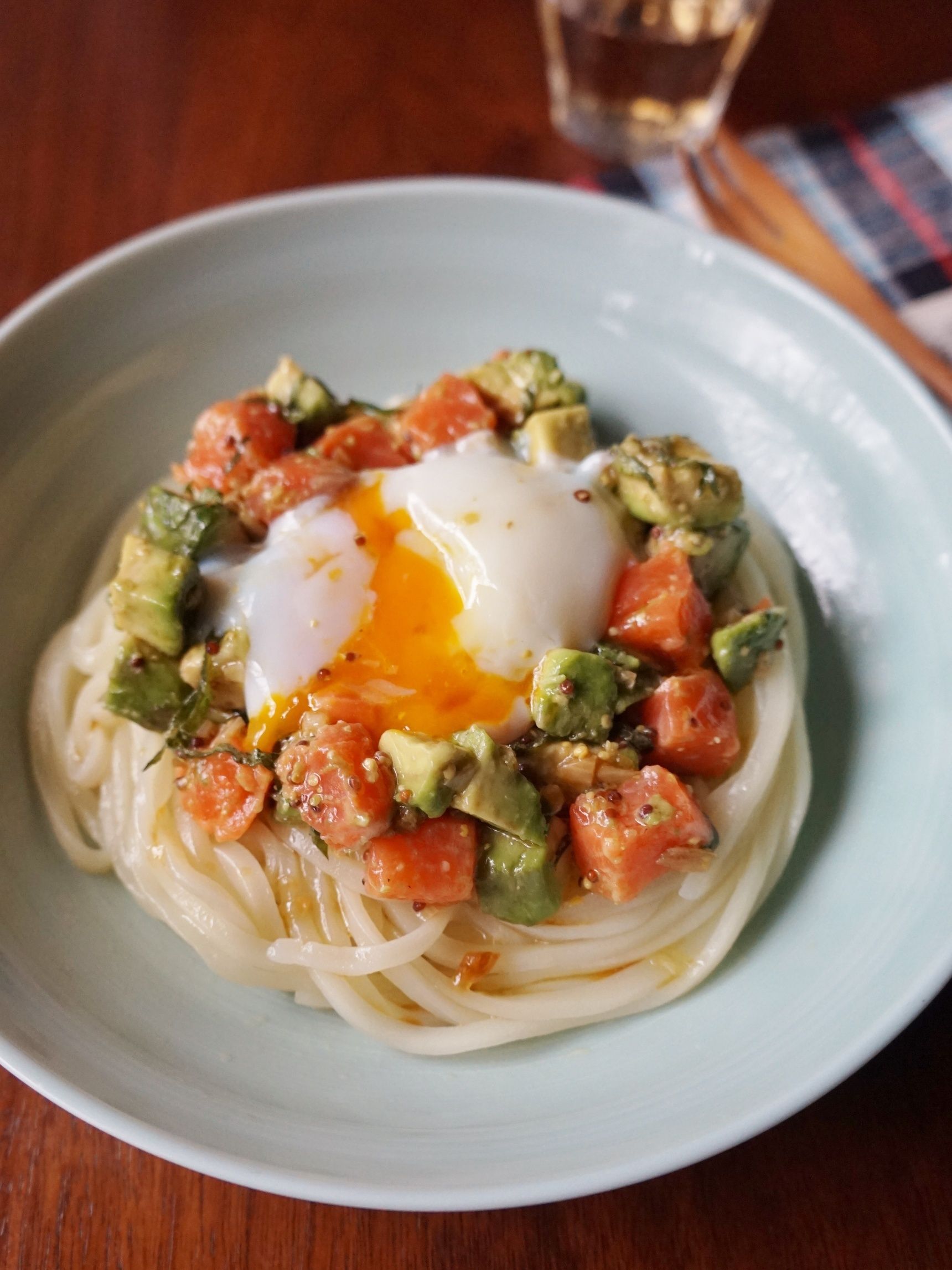 女性に嬉しい♡サーモンとアボカドのタルタルうどん