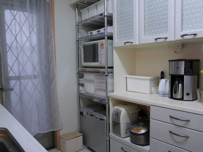 ②食器棚カウンターのスペースを開けて作業スペースを確保
