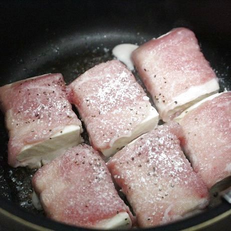豆腐を肉で巻き、焼くだけ。