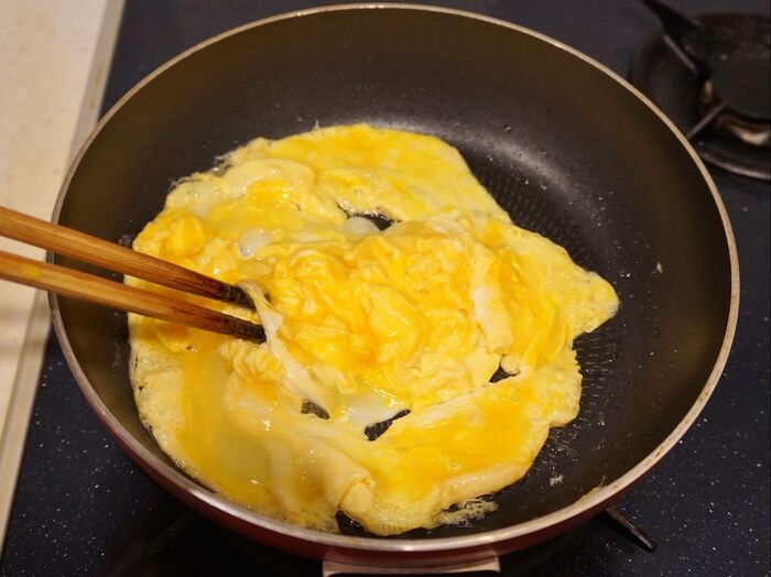 卵を半熟状態に焼きます。