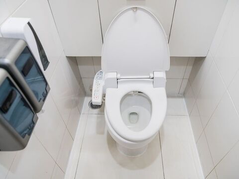 トイレの床には見えない汚れがたくさん 気になる掃除方法とは 暮らしニスタ トイレの床には見えない汚れがたくさん 気になる掃除方法とは 暮らしニスタ