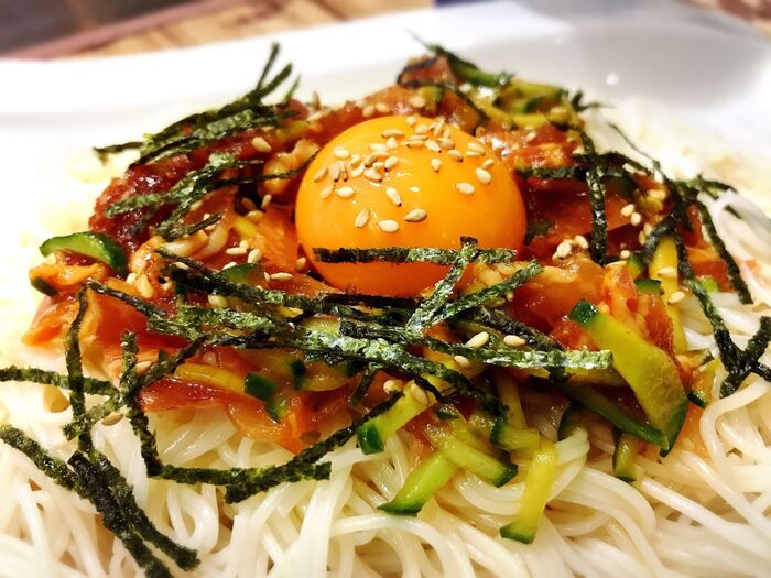 夏にピッタリ‼︎生ハムユッケのせ素麺