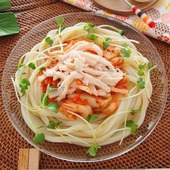 レンジだけで作れる！冷たいうどんレシピ「サラダチキンとキムチの冷やしうどん」