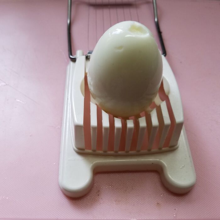 ①ゆで卵を『ゆで卵スライサー』の上に、立ててスライスする。