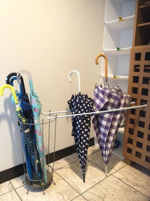 突っ張り棒で 玄関内の濡れた傘用 臨時傘立て 暮らしニスタ 突っ張り棒で 玄関内の濡れた傘用 臨時傘立て 暮らしニスタ