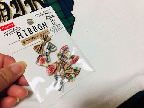 シミの付いた服は 100均のリボンやボタンで可愛く隠して再生アレンジ 暮らしニスタ シミの付いた服は 100均のリボンやボタンで可愛く隠して再生アレンジ 暮らしニスタ