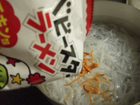 ヘルシーなんじゃない しらたきとベビースターでなんちゃってラーメン 暮らしニスタ