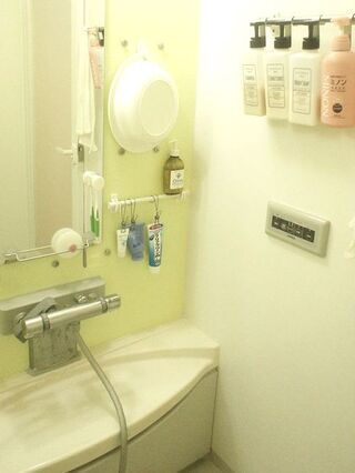 狭い浴室に新たな収納スペース セリア のれんキャッチ 暮らしニスタ