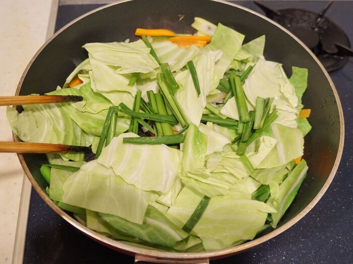 最初に野菜をシャキッと炒めます。