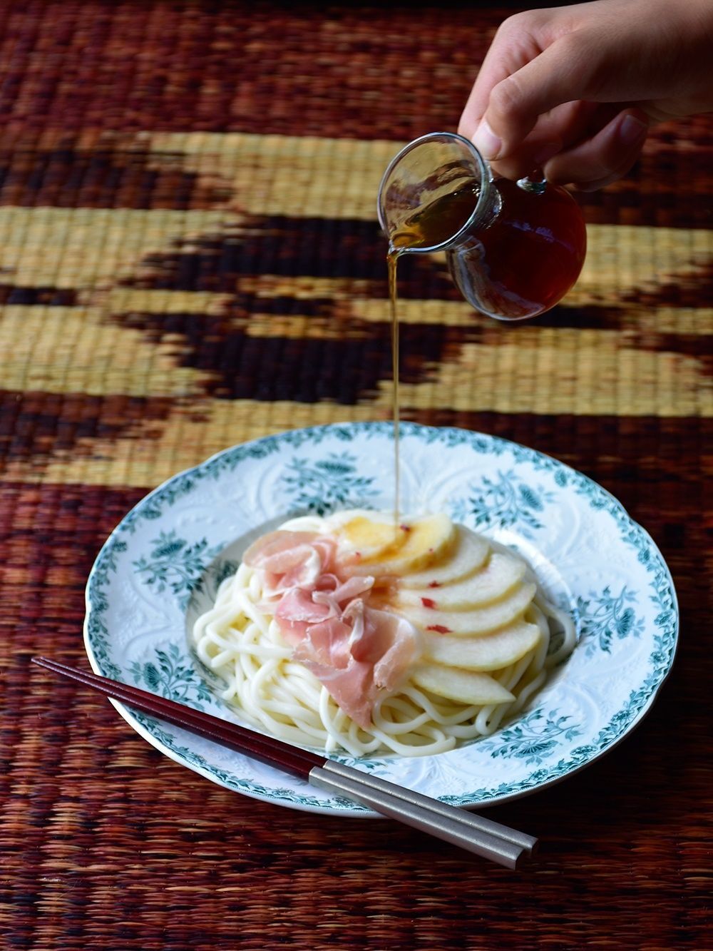 お嬢様の休日ランチ♥簡単♥桃と生ハム＆紅茶めんつゆうどん 【*技あり *めんつゆアレンジ】5分