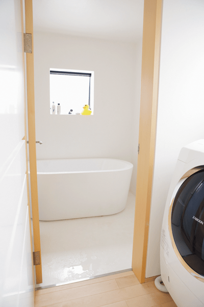ガラス繊維強化樹脂のFRPを床材に採用した浴室