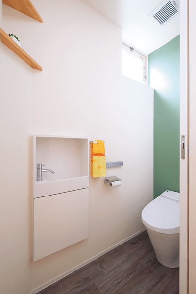 "埋め込み式手洗い器で省スペーストイレ