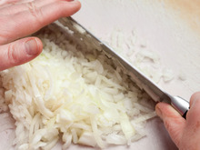 玉ねぎのみじん切り。手早く粒揃いに切るには？【家事コツ】