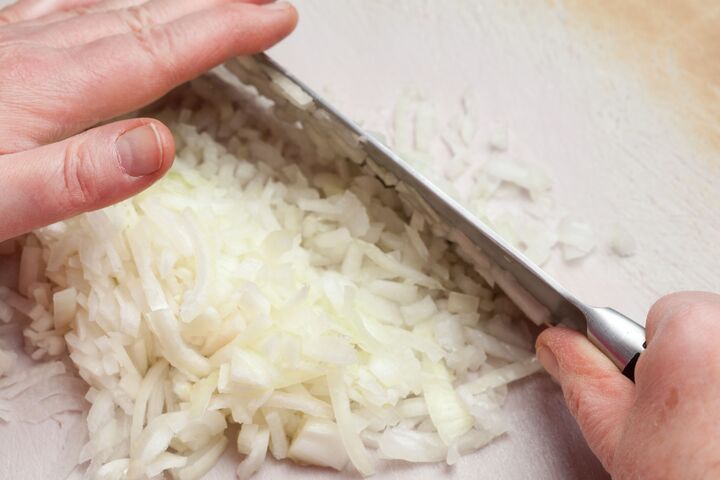 玉ねぎのみじん切り。手早く粒揃いに切るには?【家事コツ】