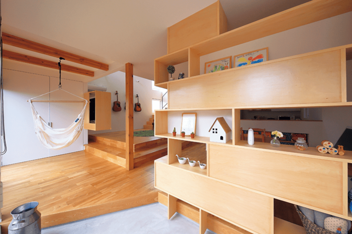 仕切りやドアをなくしてコストダウンした造作棚