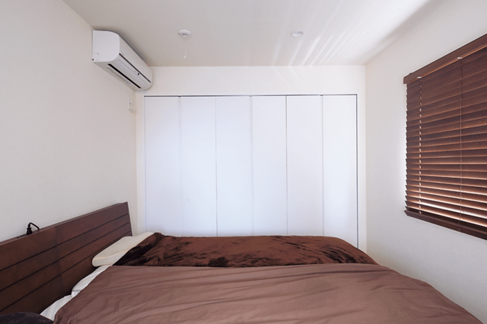 子ども部屋を広くするためコンパクトにした寝室