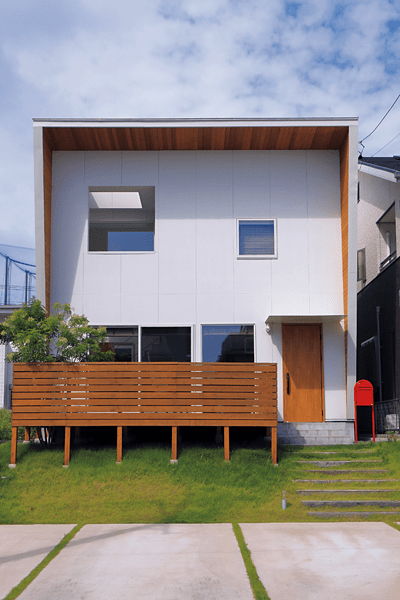 "”芝生の緑と「BONBOBI」のポストの赤が好相性の外観"こだわり抜いたスキップフロア"