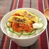 夏休みのお昼ごはんに「オムキムチ丼」