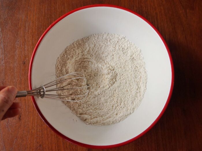 薄力粉を塩を混ぜ合わせます。