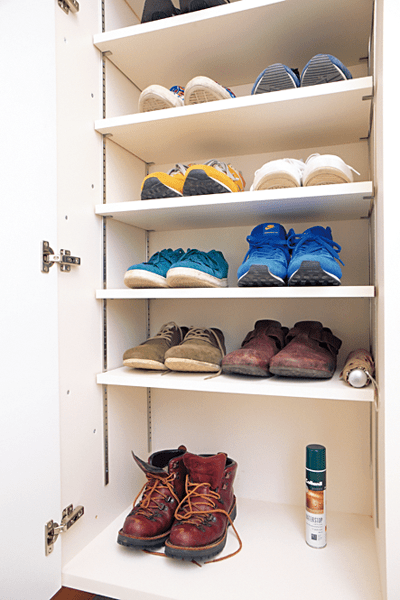 "壁面を利用してコストダウンした靴箱