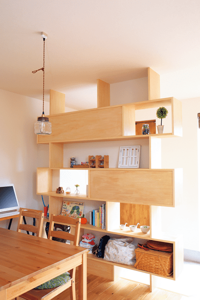 "個性的な造作棚を仕切りにしたダイニング