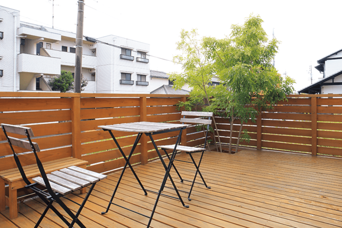 屋外リビングとしてベイスギ材の広々としたデッキを採用