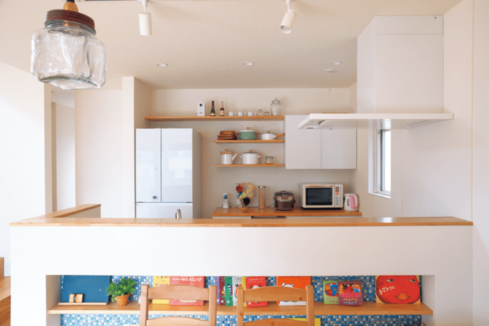 ニッチのある腰壁を設け家に合わせたシンプルデザイン