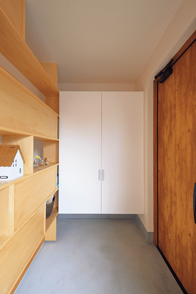 "土間のようなモルタル仕上げエントランス