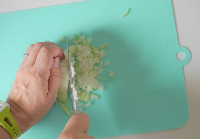 玉ねぎのみじん切り 手早く粒揃いに切るには 家事コツ 暮らしニスタ 玉ねぎのみじん切り 手早く粒揃いに切るには 家事コツ 暮らしニスタ