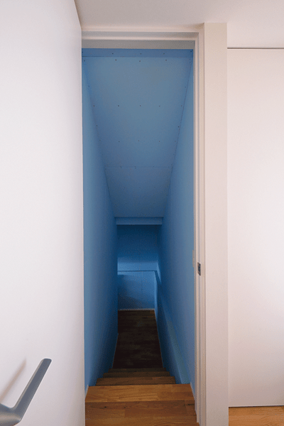 "塗装することでコストダウンに成功したリビング下の収納スペース