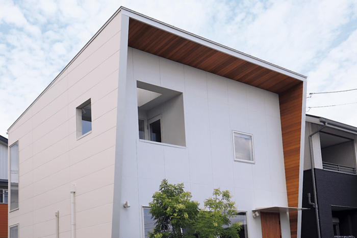 斜めにカットした袖壁で個性を演出