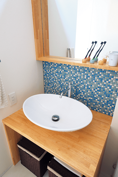 "洗面台タイルを貼ってアクセントに
