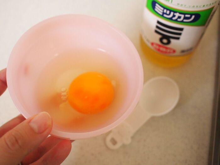 ①卵を割って小さなお皿に分けます
