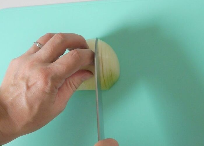 玉ねぎのみじん切り 手早く粒揃いに切るには 家事コツ 暮らしニスタ