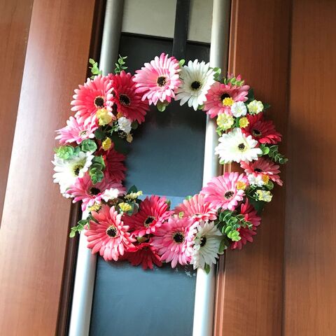 100均の造花と家にあるハンガーで 華やかで大きなウェルカムリース 暮らしニスタ 100均の造花と家にあるハンガーで 華やかで大きなウェルカムリース 暮らしニスタ