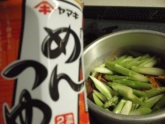 アスパラとめんつゆを入れて3分蒸し煮。