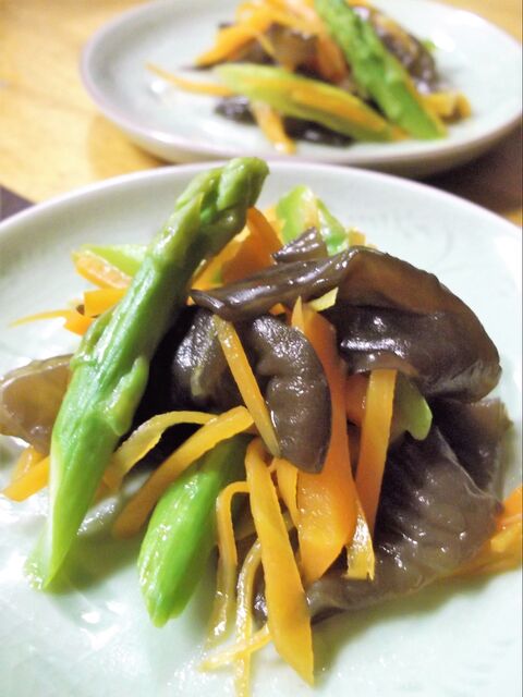 切ってさっと煮るだけでヘルシー彩り野菜のおかず きくらげと人参とアスパラの煮びたし 暮らしニスタ 切ってさっと煮るだけでヘルシー彩り野菜のおかず きくらげと人参とアスパラの煮びたし 暮らしニスタ
