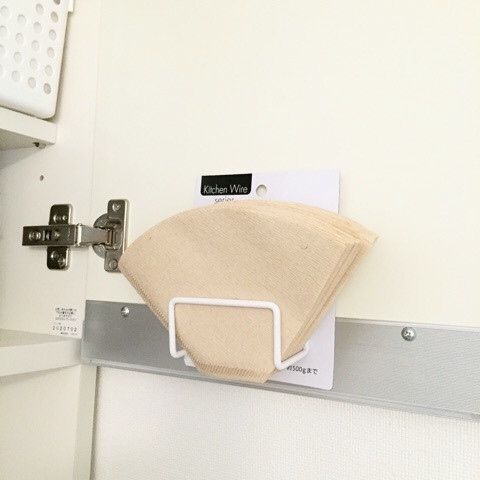 収納 セリアのアレがコーヒーフィルター収納に変身 2ステップで扉裏が収納スペースに 暮らしニスタ 収納 セリアのアレがコーヒーフィルター収納に変身 2ステップで扉裏が収納スペースに 暮らしニスタ