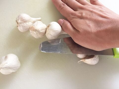 もう指が臭くならない ニンニクの皮の剥き方 暮らしニスタ もう指が臭くならない ニンニクの皮の剥き方 暮らしニスタ