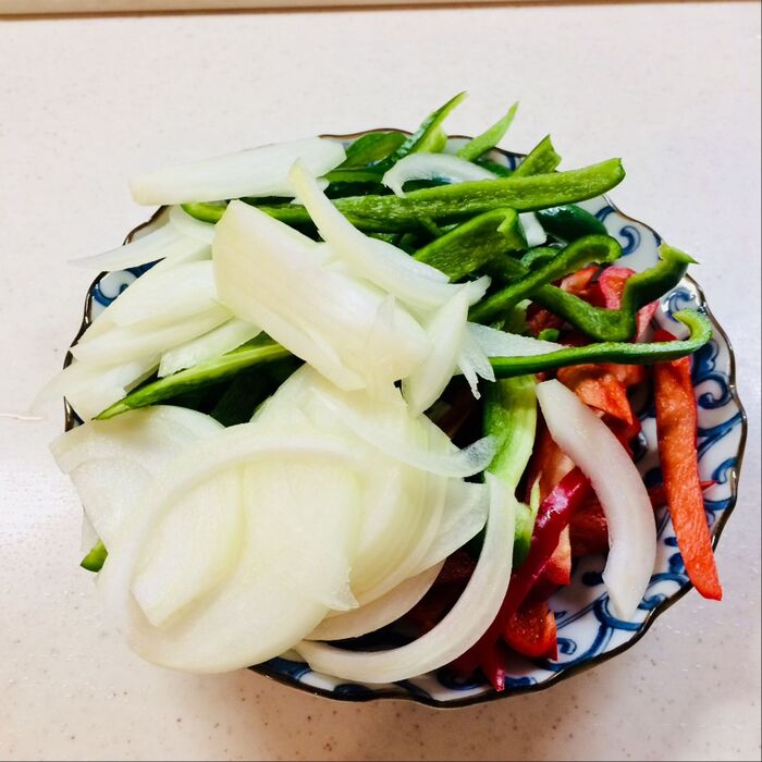 野菜を細切りにします。