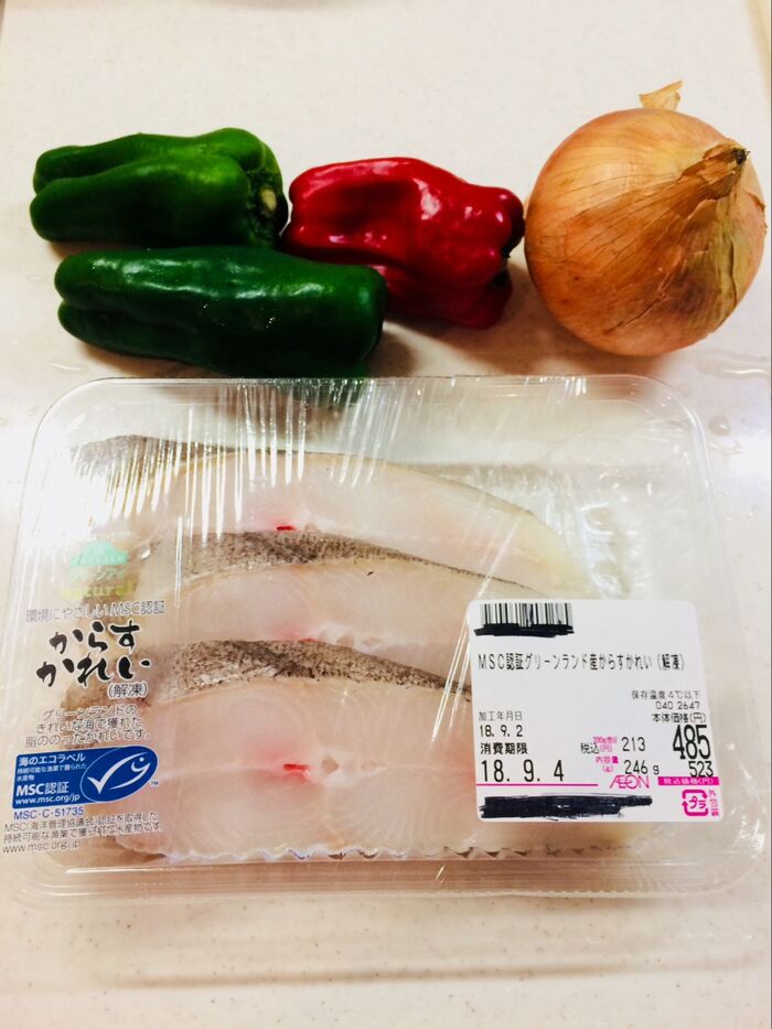 白身魚の切り身と野菜を用意。