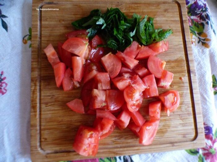 トマト・大葉を切る。