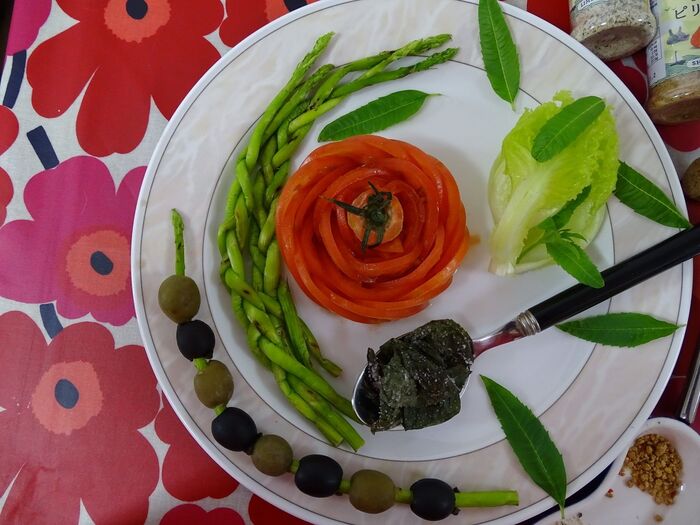 Bricolageな　“さらだ”　塩バジルとトマトの出会い、香川産アスパラにオリーブの首飾りを添えて