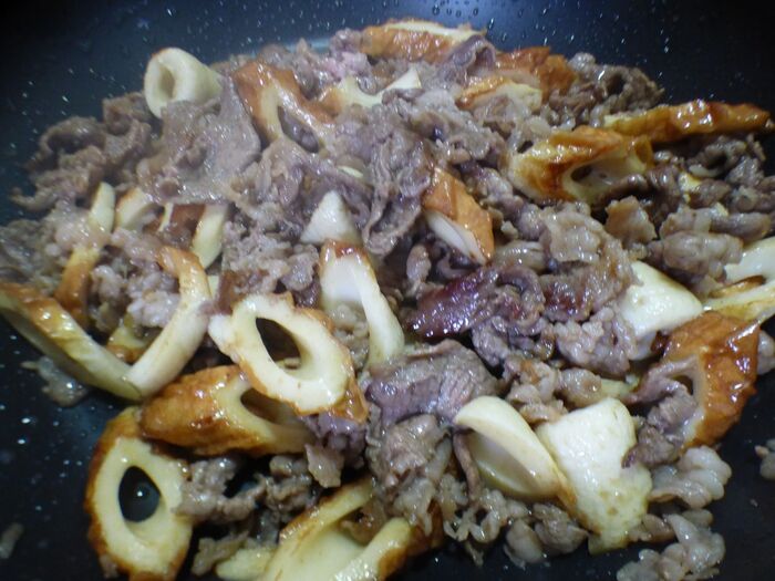 肉を炒め、調味料も入れて煮詰める。