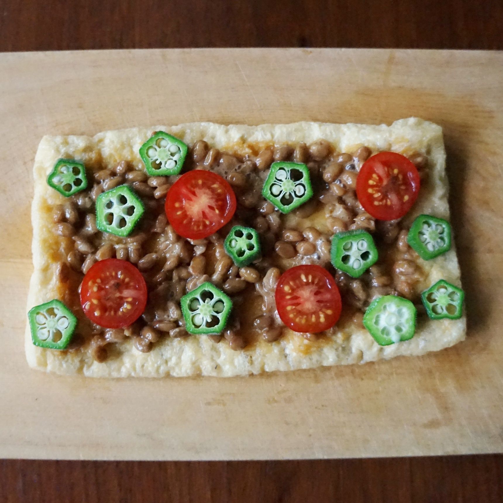 納豆をのせて野菜をトッピングします。