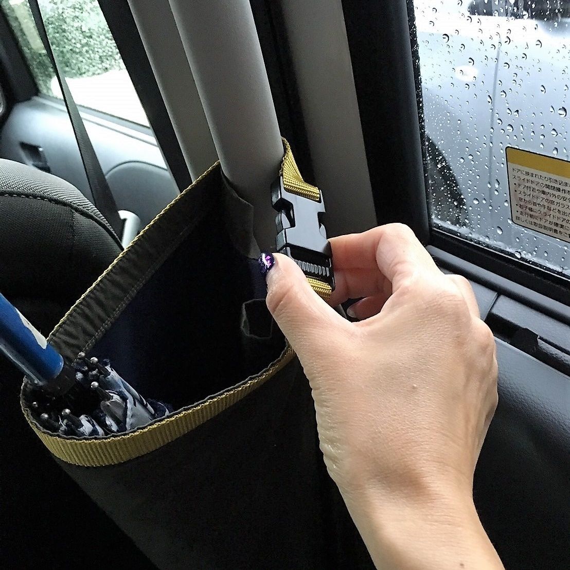 濡れた傘を車にサッと収納するアイデア 暮らしニスタ