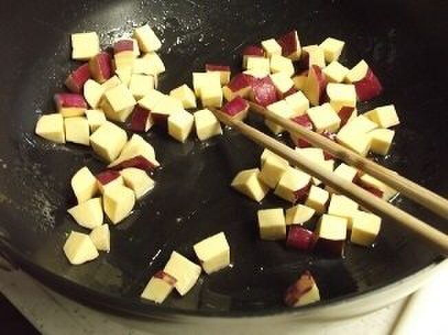 薩摩芋を蒸し焼き